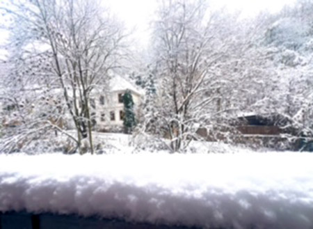 Pár centimetrů sněhu na parapetu Jiřího Žáčka