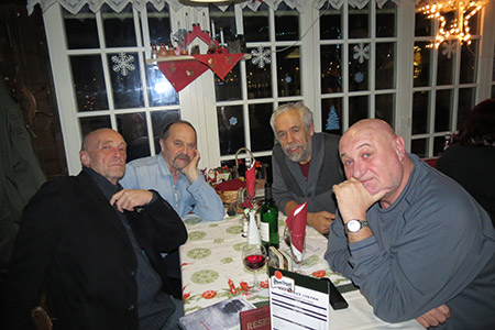Jiří Žáček v restauraci Vltava v kvartetu s básníky Mirkem Huptychem, Lubošem Brožkem a Vladimírem Křivánkem